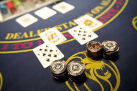 Tabel pembayaran Caribbean Stud Poker menunjukkan nilai untuk setiap kombinasi hand